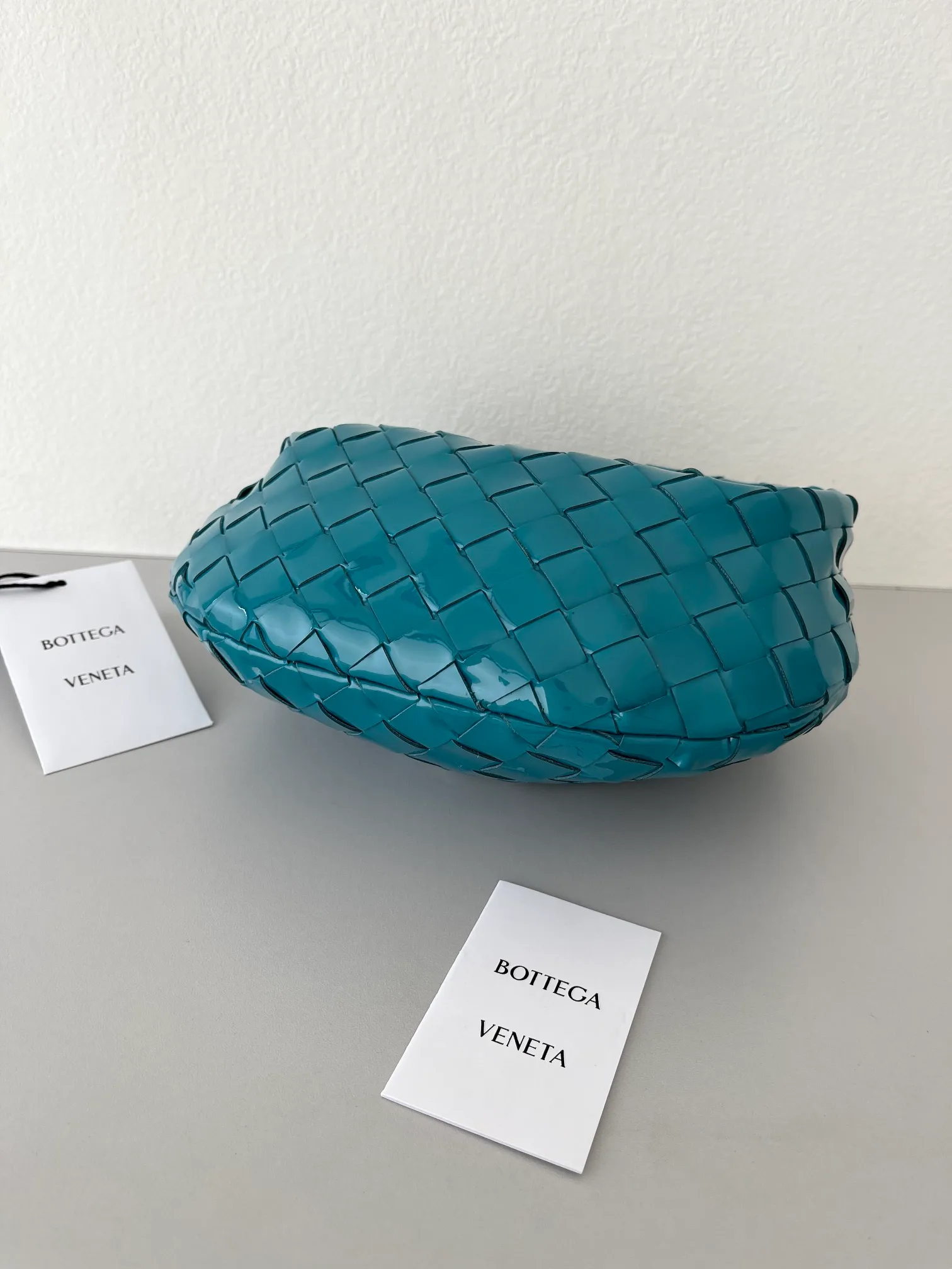 Mini Jodie Patent Leather New Color Bottega Veneta ͙.——The latest woven knotted hobo, the bag has a unique shape, is particularly practical and durable. It retains the traditional woven elements while being a little more flamboyant ~ Made of hand-woven cowhide, zipper opening and closing, curved seamless structure, effortless to match, highly recommended ⚠️⚠️⚠️ Size: 23cm*15cm*5cm